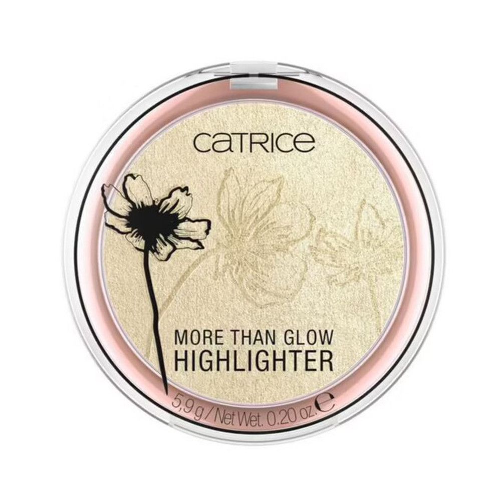 Poudre compacte illuminatrice ronde. Produit doré avec motif floral. Marque Catrice, inscription "More Than Glow Highlighter".