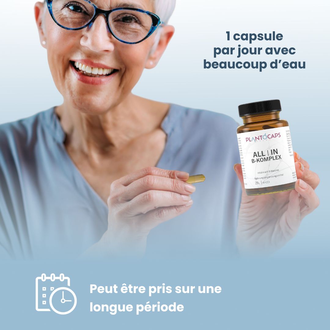 Femme âgée tenant une gélule et un flacon PLANTOCAPS ALL | IN B-KOMPLEX.