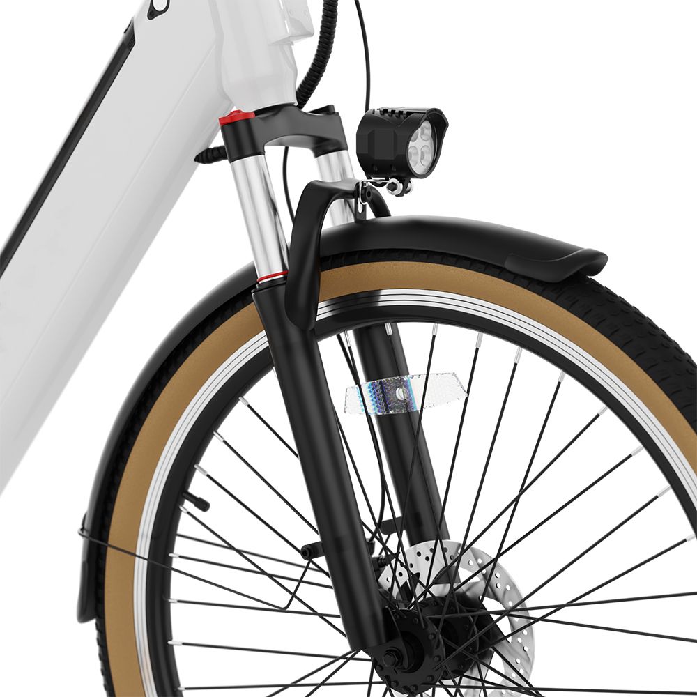 Close-up van het voorwiel van een e-bike. Zwarte vork, bruine band, spatbord en koplamp.