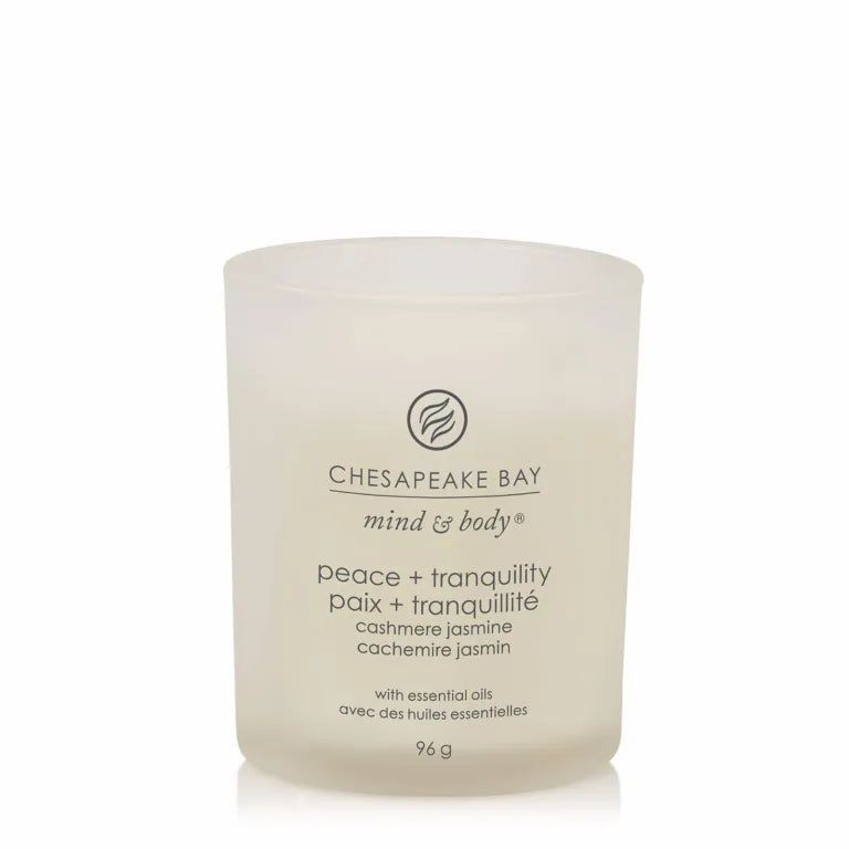 Bougie en verre. Inscriptions: Chesapeake Bay mind & body, peace + tranquility, cashmere jasmine, 96 g.