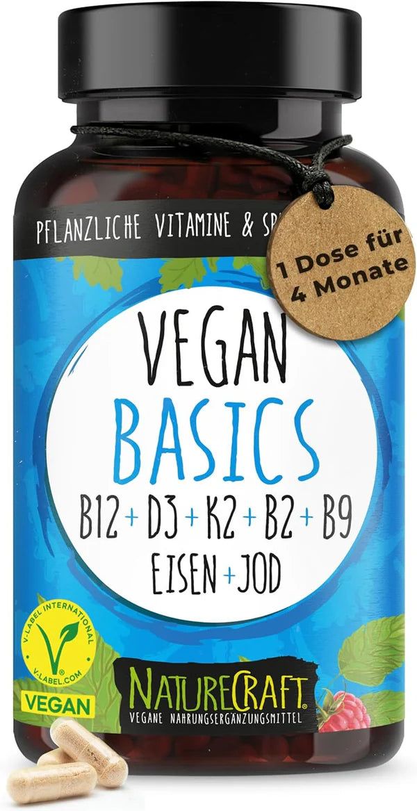 Bruine fles met capsules. Opschrift: Vegan Basics, B12, D3, K2, B2, B9, IJzer, Jodium. V-Label.