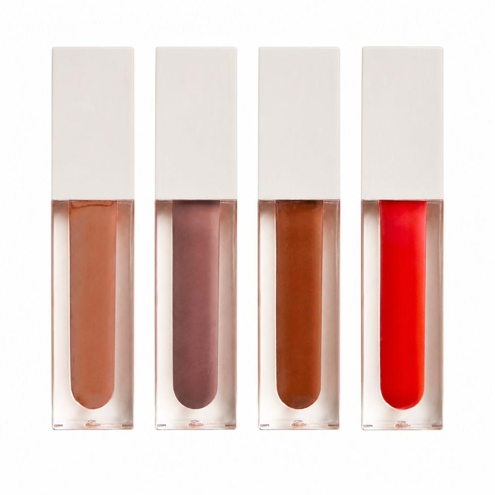 Quatre gloss à lèvres Pro Supreme dans des flacons transparents avec capuchons blancs. Couleurs : nude, mauve, brun, rouge.