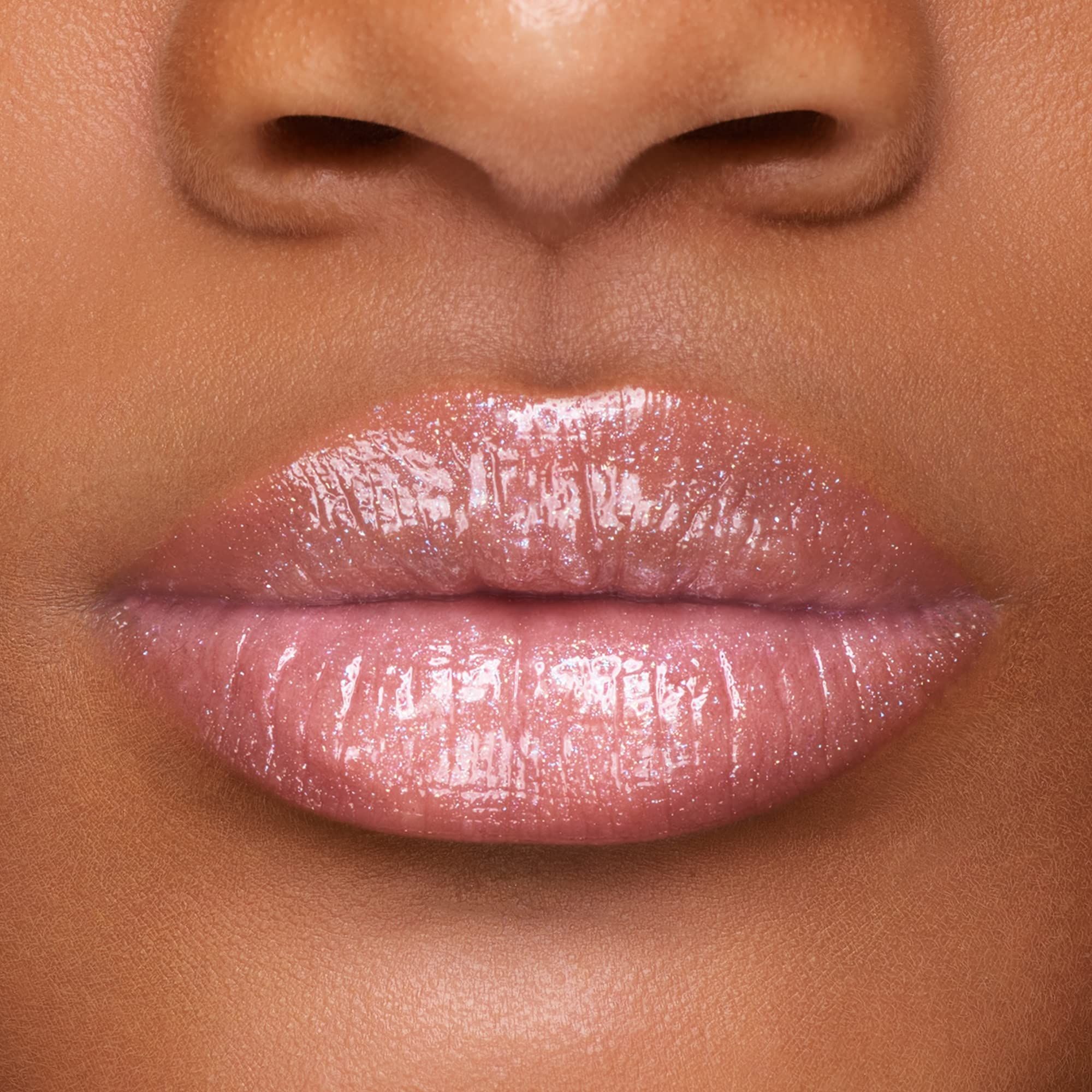 Close-up van lippen met glanzende lipgloss. Roze tint, glanzende finish.