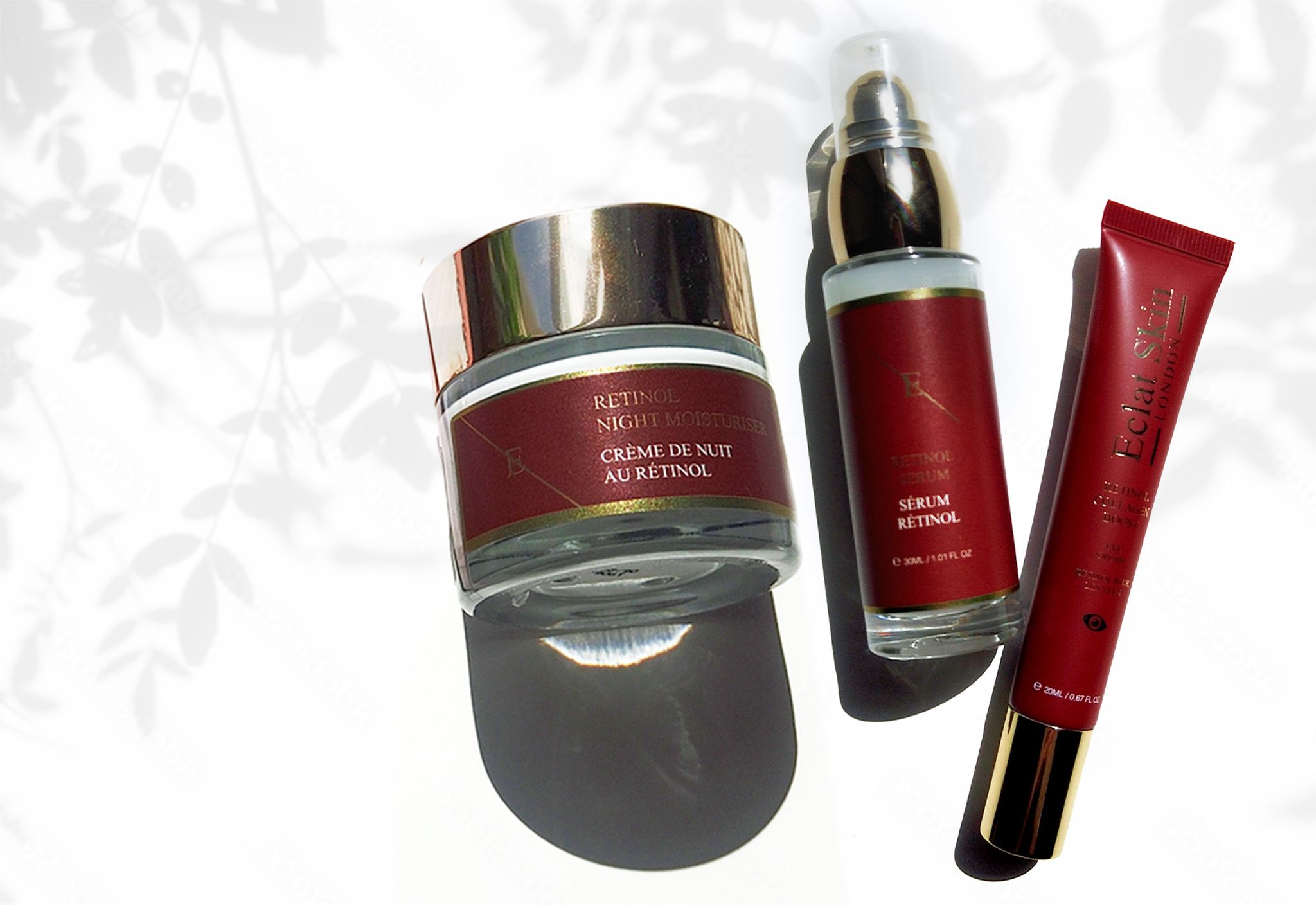 Trois produits cosmétiques : crème hydratante de nuit au rétinol, sérum et crème pour les yeux. Emballage rouge et doré. Logo ErthSkin London.