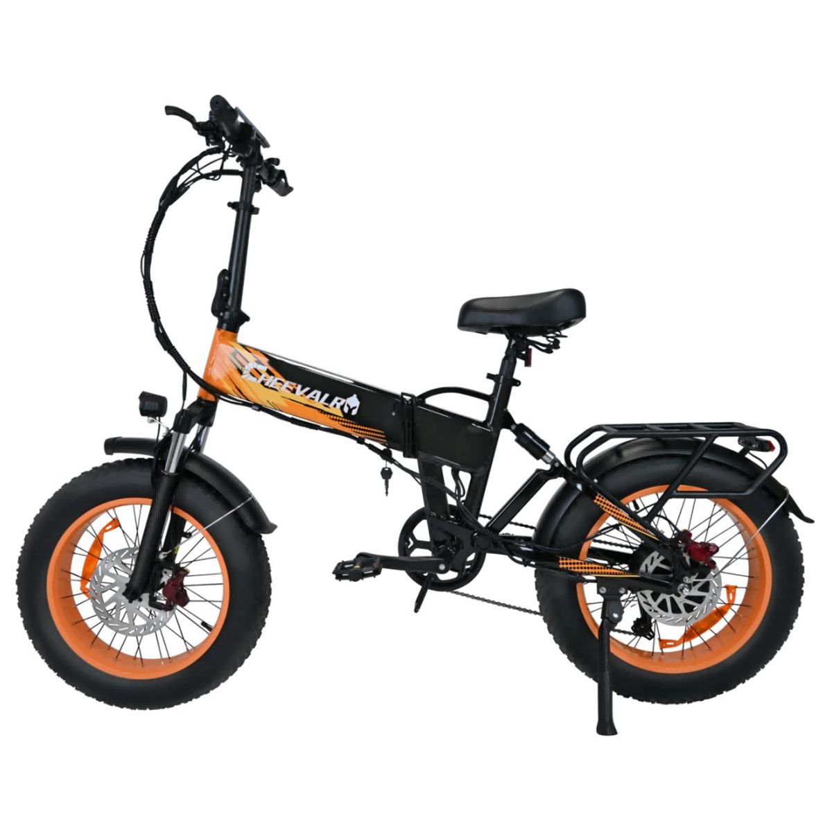 Vélo électrique noir et orange. Gros pneus, freins à disque, porte-bagages. Logo Cheevalry.