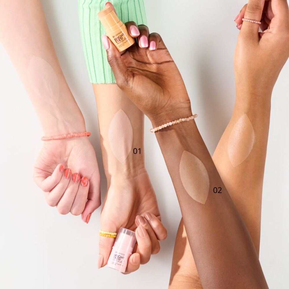 Drie armen met huidtinten waarop oogcontourpen Bright Eyes! is aangebracht. Genummerde tinten.