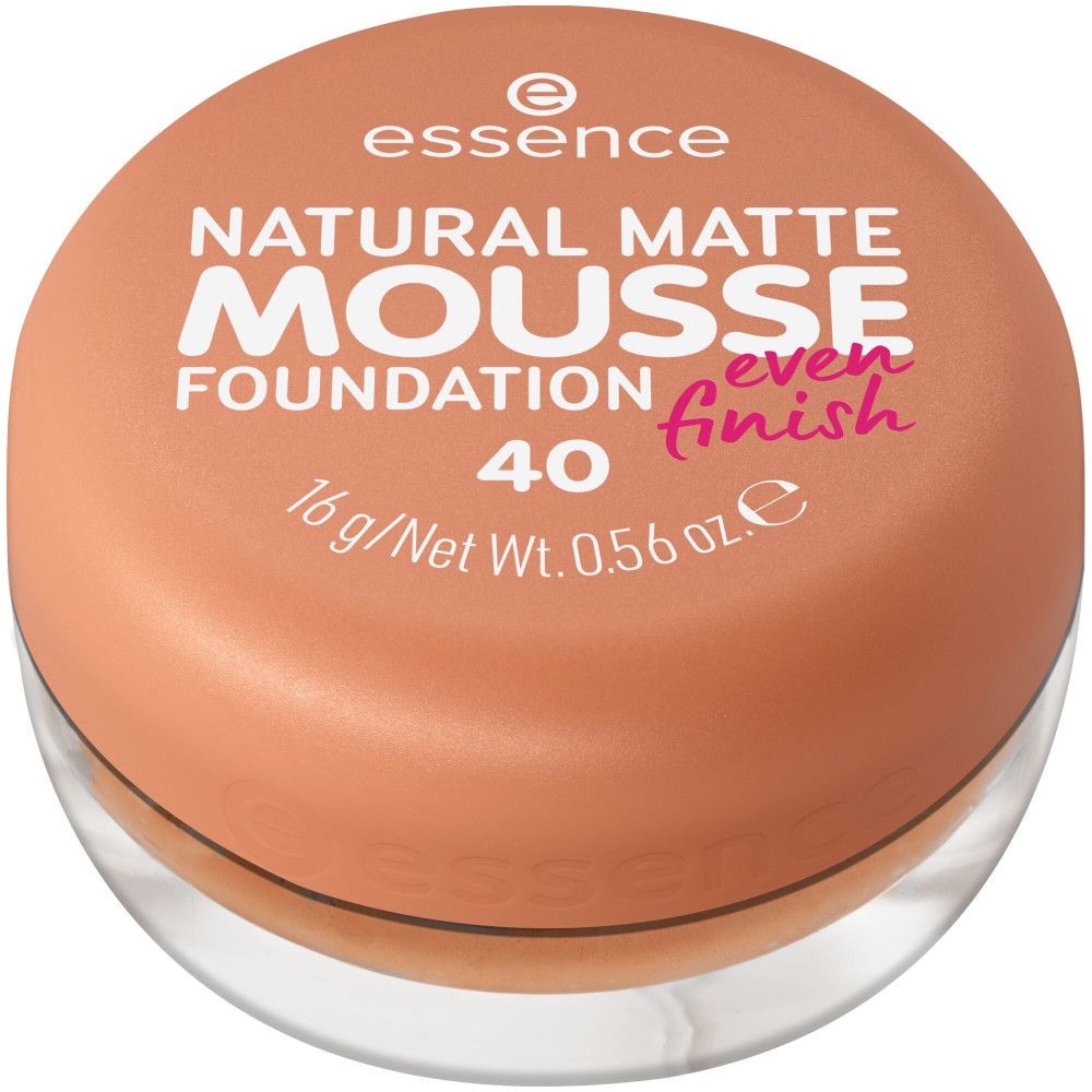 Essence Natural Matte Mousse Foundation. Gesloten potje met lichtoranje deksel. Productnaam en kleurnummer 40 zichtbaar.