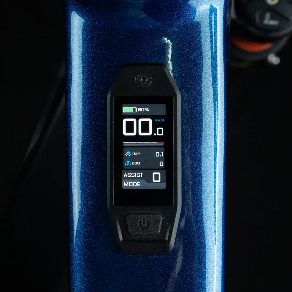 Fietsdisplay met weergave van snelheid, batterijniveau, rit, afstand en ondersteuningsmodus. Zwarte behuizing.