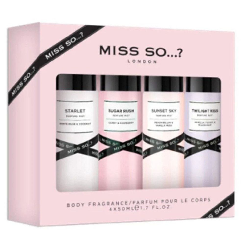Coffret cadeau avec quatre brumes corporelles. Différentes couleurs et parfums. Écriture noire et blanche. Emballage rose avec ruban.