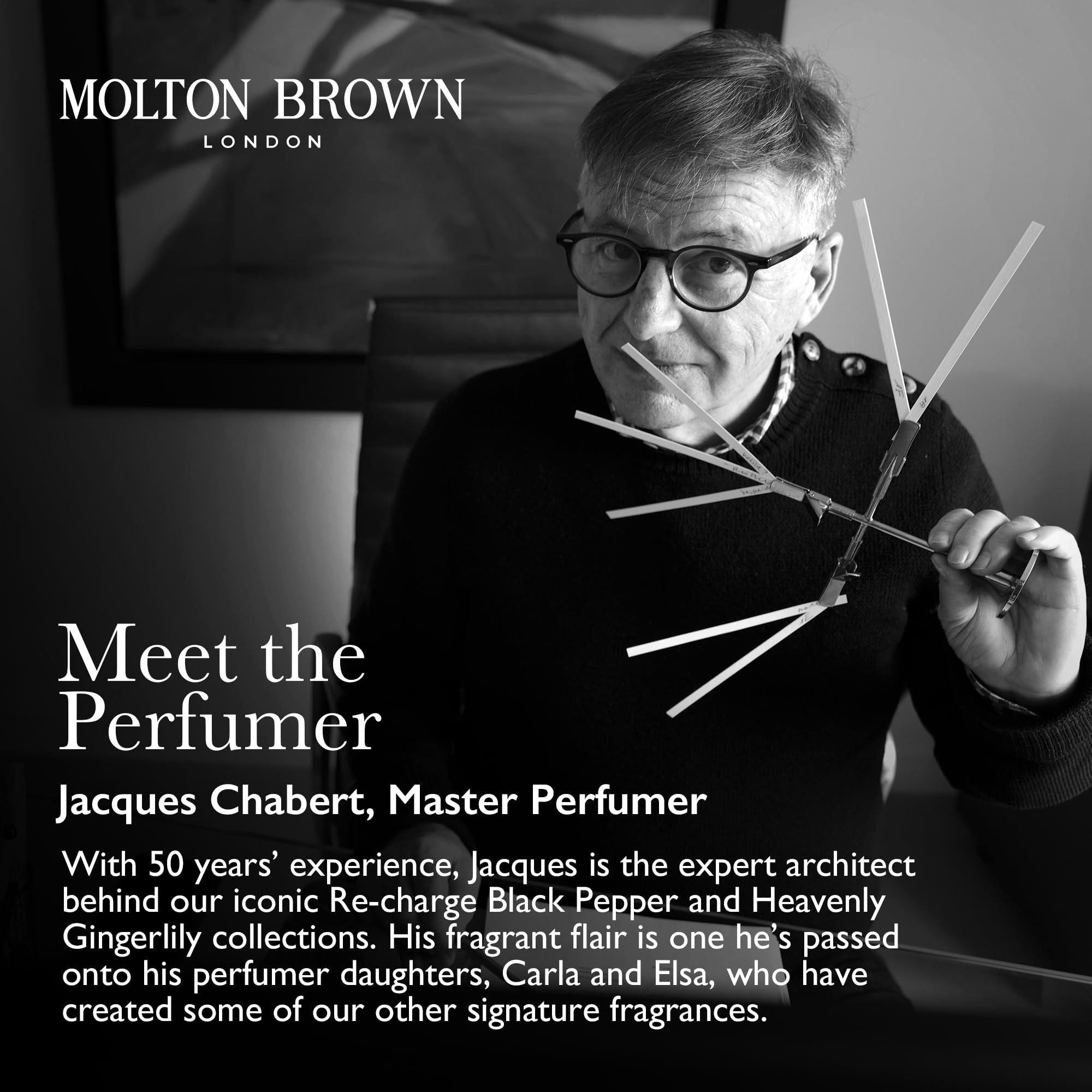 Portrait du parfumeur Jacques Chabert avec des bâtonnets de parfum.