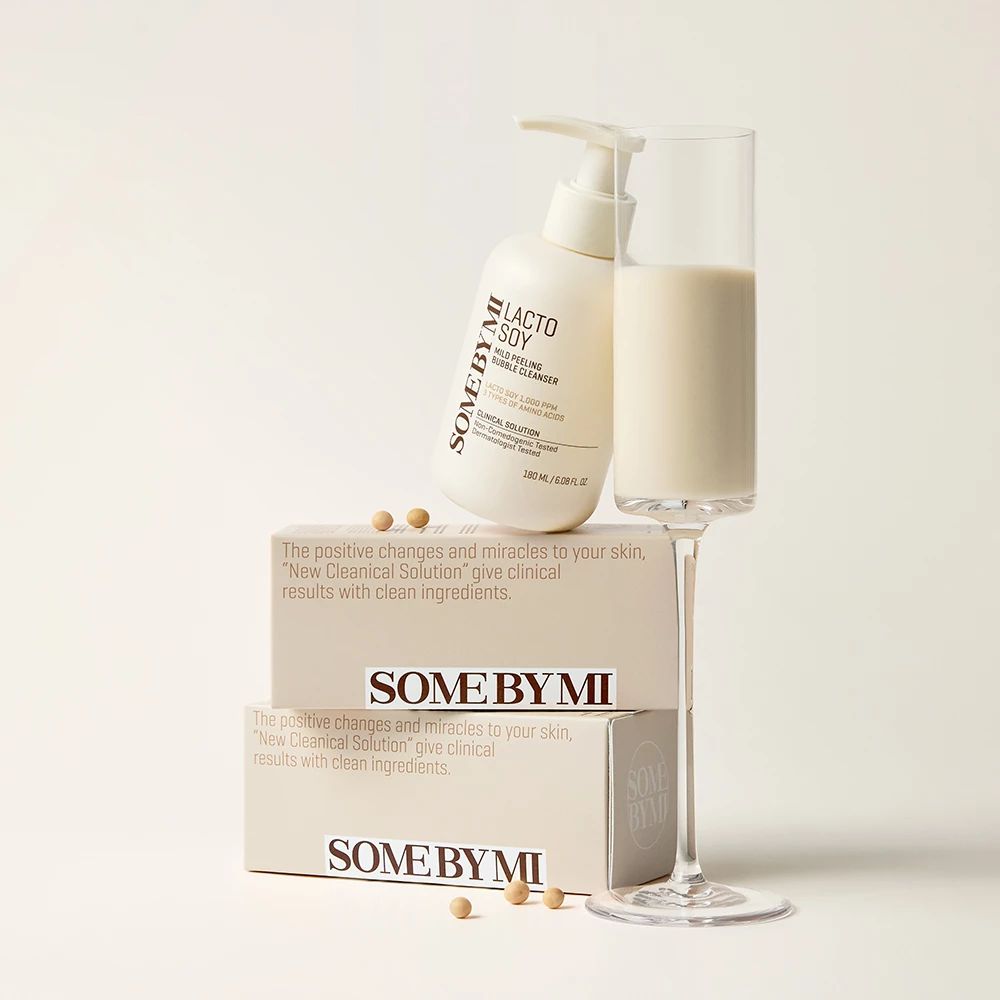 Flacon SOMEBYMI Lactosoy Mild Bubble Cleanser, verre avec liquide. Emballage du produit et texte visibles.