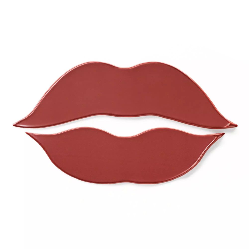 Deux formes de lèvres en matériau brun. Sur fond blanc.
