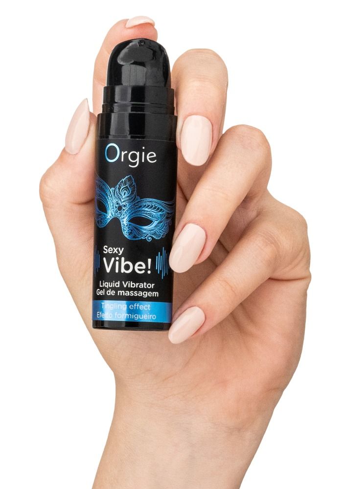 Hand houdt Orgie Sexy Vibe! Liquid Vibrator fles met masker design vast.