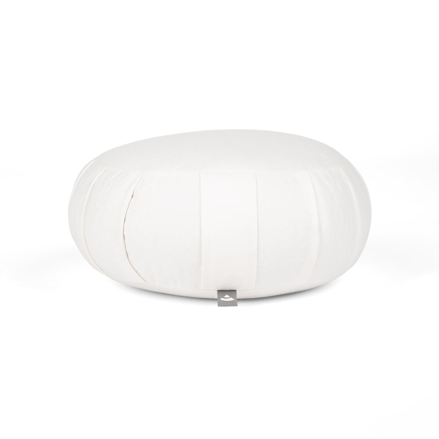Coussin de méditation blanc, rond, avec plis. Petite étiquette sur le bord.