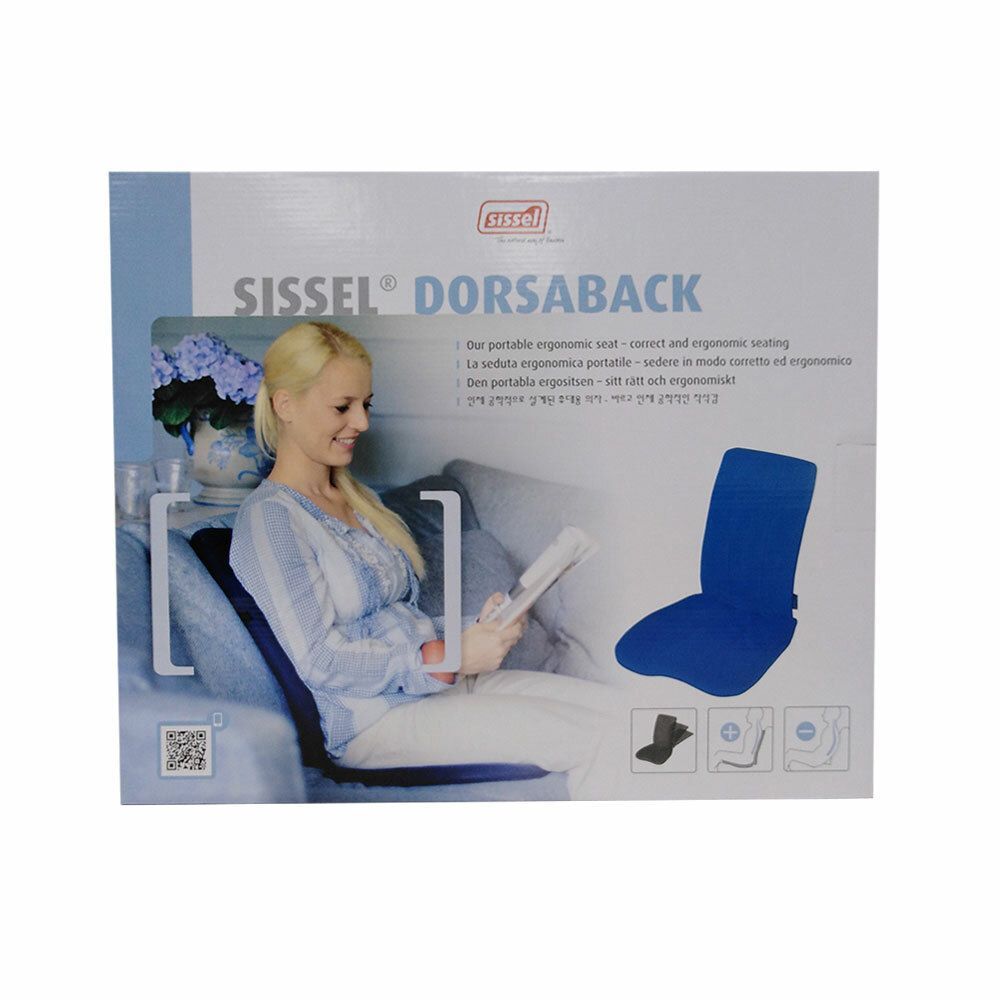 Sissel® Dorsaback en usage. Femme assise sur un canapé, lisant un livre. Support bleu visible.