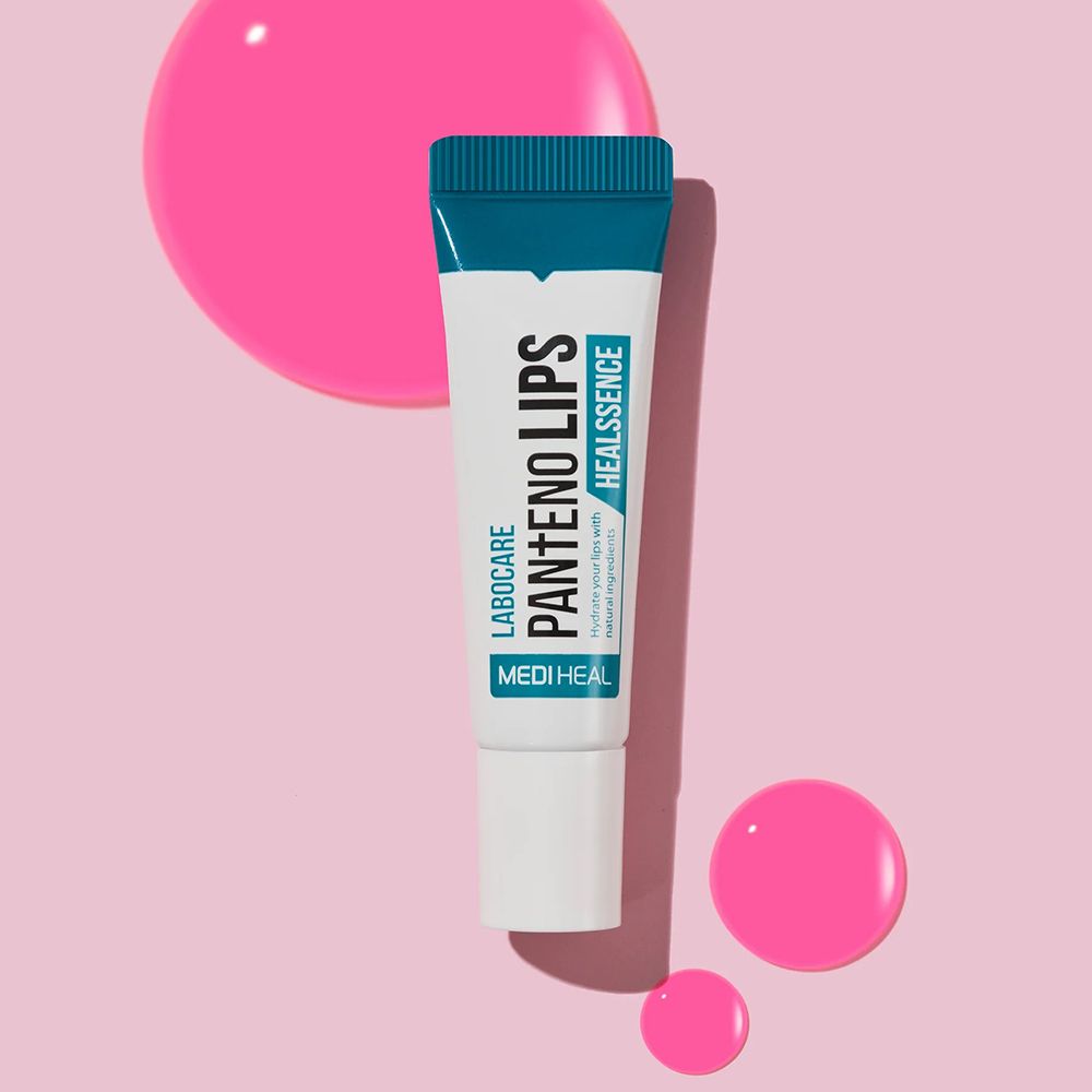 Tube blanche à bouchon bleu. Inscription: LABOCARE PANTENO LIPS HEALSSENCE. Marque: MEDIHEAL. Gouttes roses.