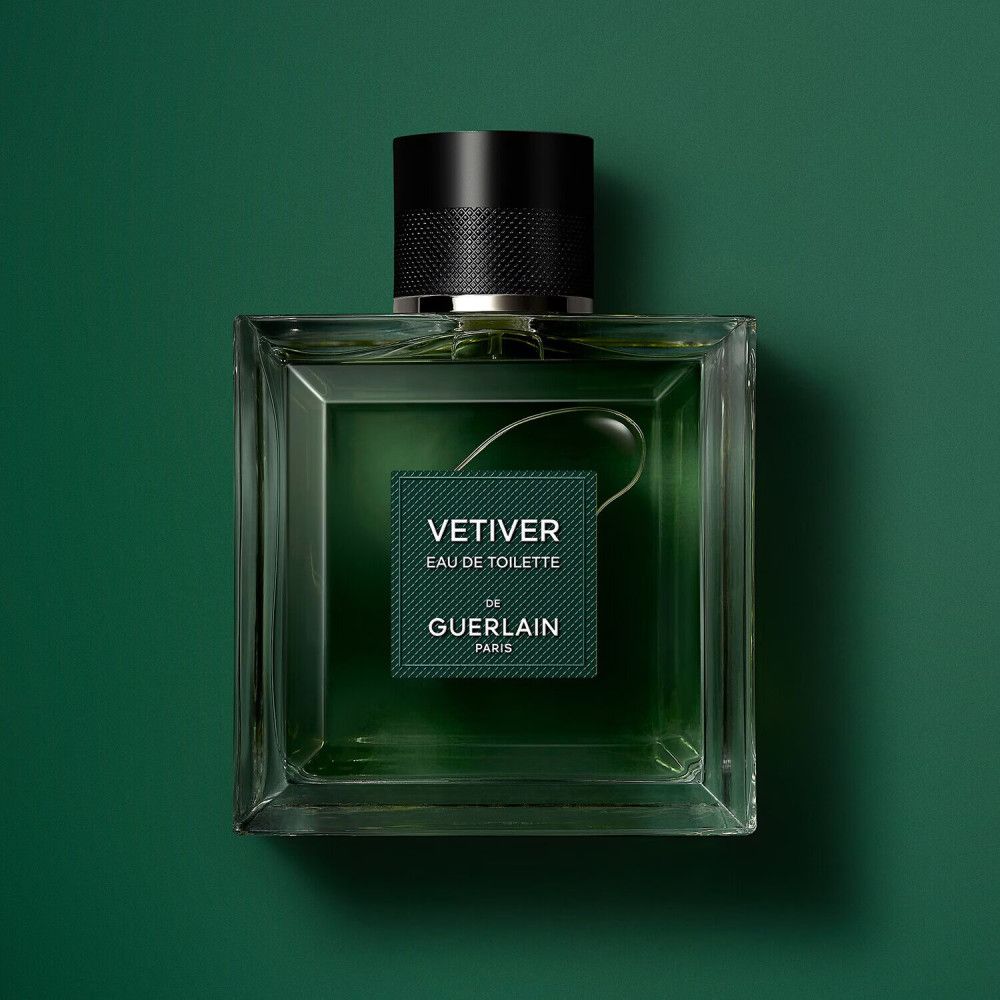 Flacon carré en verre avec bouchon noir. Étiquette "VETIVER EAU DE TOILETTE" de Guerlain.