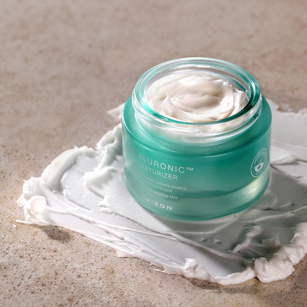 Product met crème op ondergrond. Productnaam en logo zichtbaar.