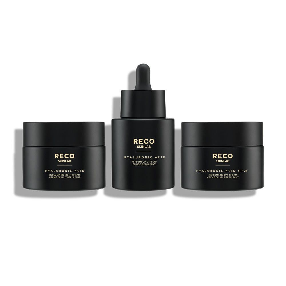 Trois pots noirs et un flacon compte-gouttes. Inscription : RECO SKINLAB, Acide Hyaluronique. Flacon : Fluide repulpant. Pots : Crème de nuit, Crème de jour SPF 25.