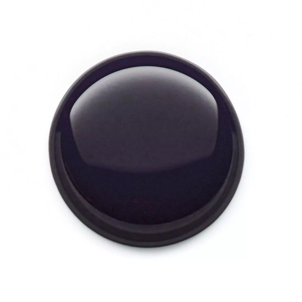 Tache ronde et brillante de vernis à ongles prune foncé sur fond blanc.