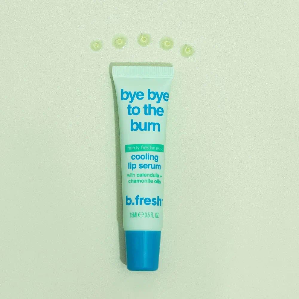 Groene tube met blauwe dop en serumdruppels. Opschrift: Bye Bye to the Burn, Cooling Lip Serum, b.fresh.