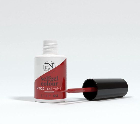 PN Selfgel Vernis Semi-Permanent, N22 Red Velvet. Flacon avec pinceau. Bouchon retiré. Pinceau avec couleur rouge.