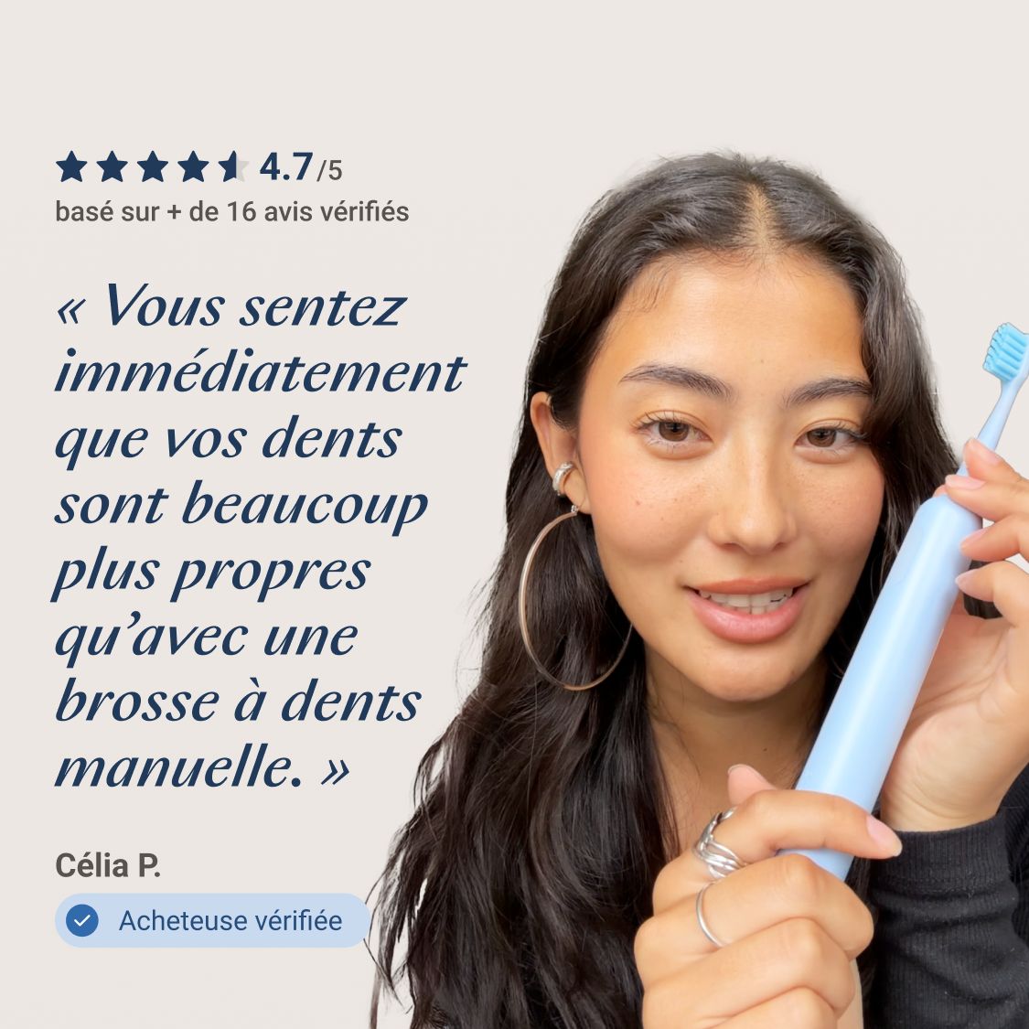 Gros plan d'une personne qui se brosse les dents avec une brosse à dents bleue. Soies bleues.