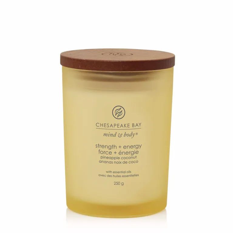 Gele kaars met houten deksel. Tekst: Chesapeake Bay, mind & body, strength + energy, pineapple coconut, 250 g.