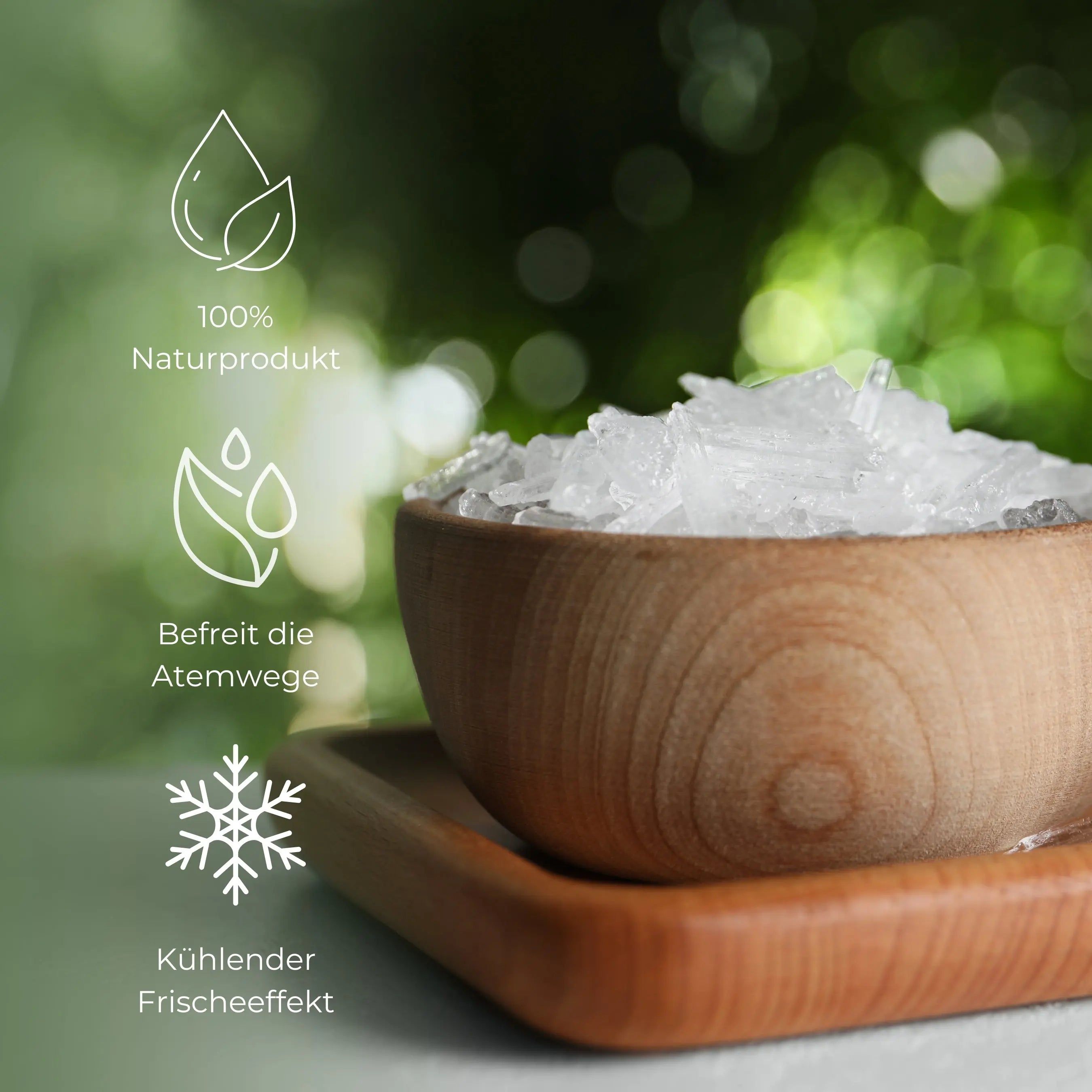 Houten kom met mentholkristallen op houten dienblad. Symbolen: 100% natuurlijk product, bevrijdt de luchtwegen, verkoelend frisheidseffect.