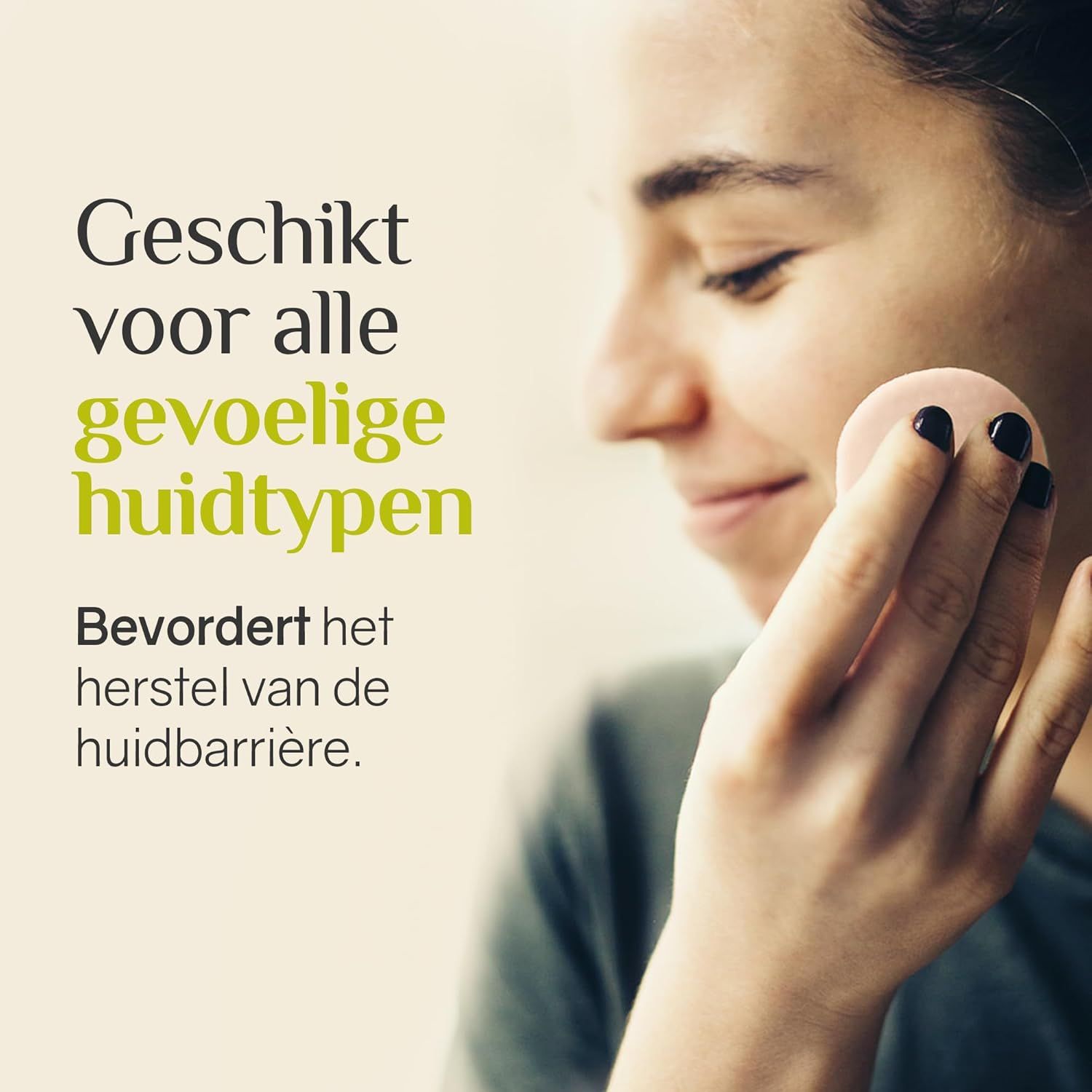 Vrouw met een rond, lichtroze wattenschijfje op de wang. Tekst: 'Geschikt voor alle gevoelige huidtypen'.