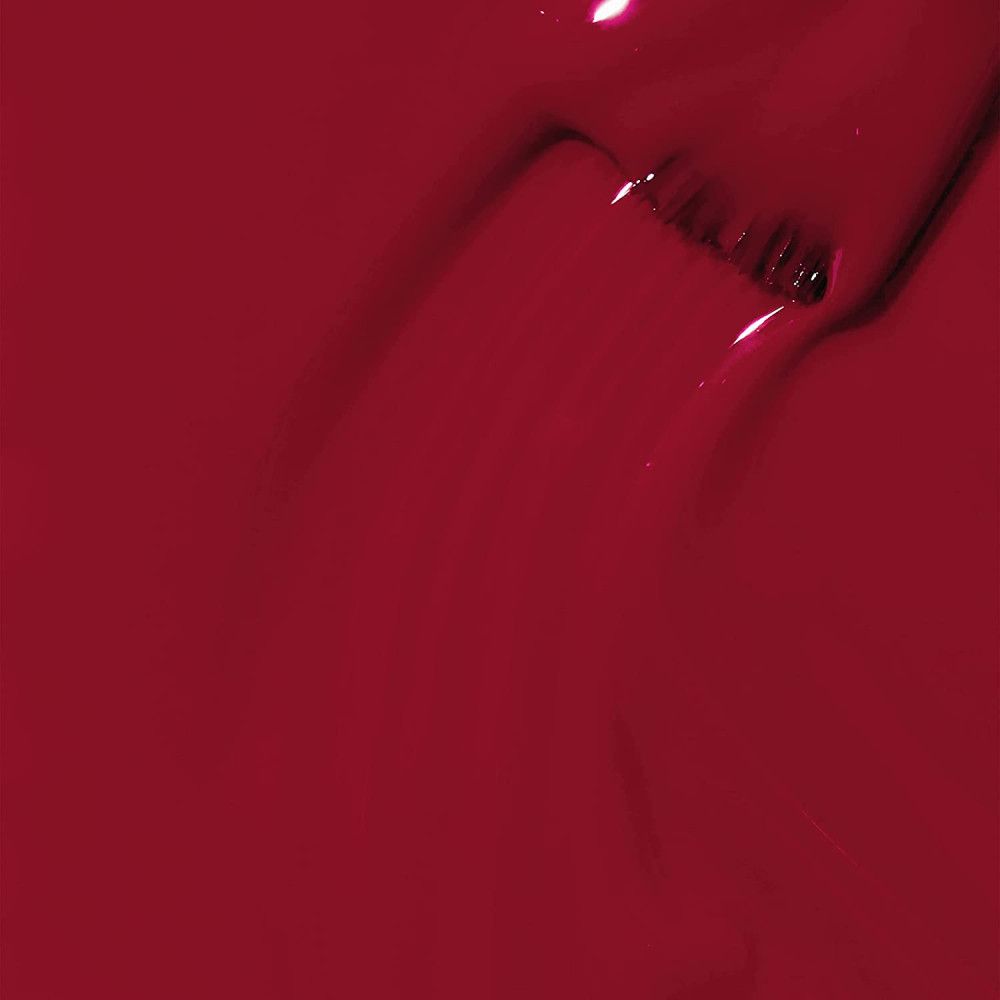 Dieprode nagellak. De kwast is gedeeltelijk zichtbaar. Glanzend oppervlak.