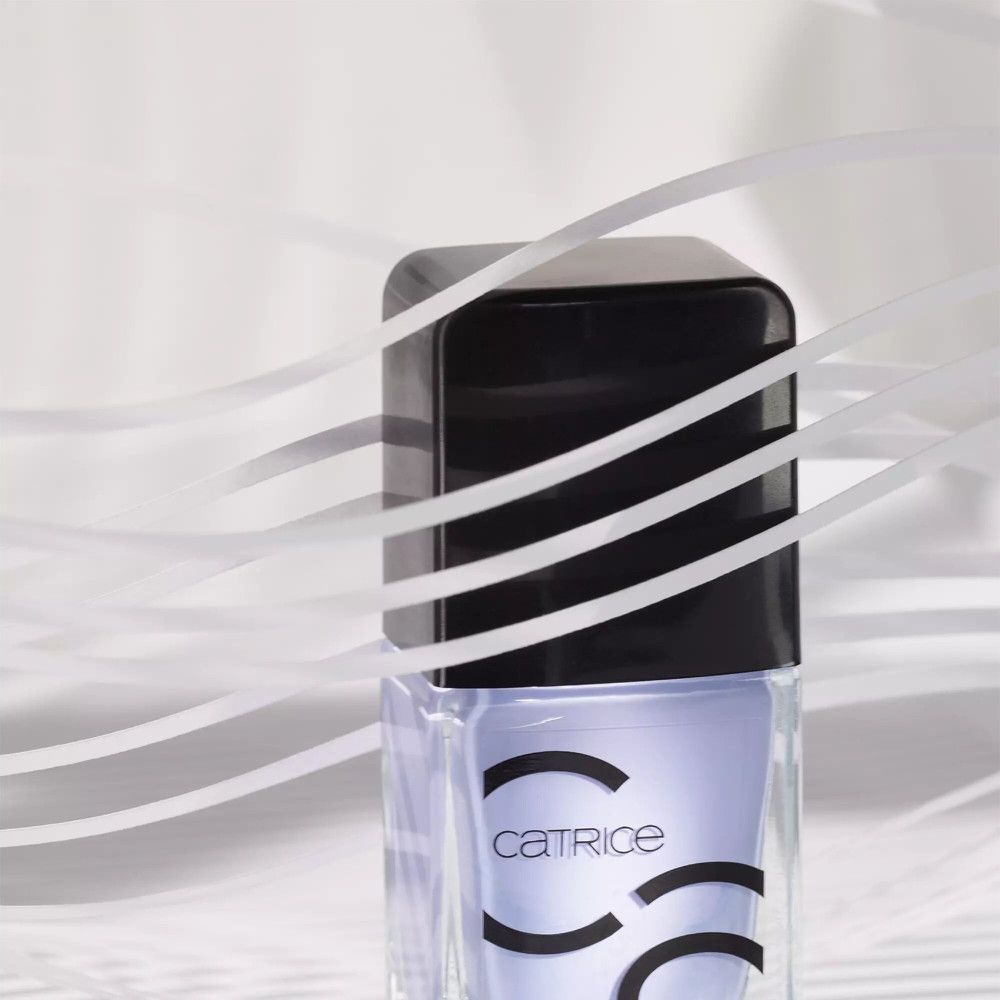 Flacon de vernis à ongles avec le lettrage Catrice. Bandes blanches en arrière-plan.