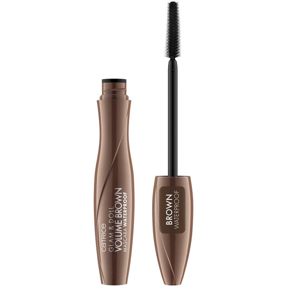 Tube et brosse de mascara marron. Inscription : Glam & Doll Volume Brown Waterproof. Marque : Catrice.