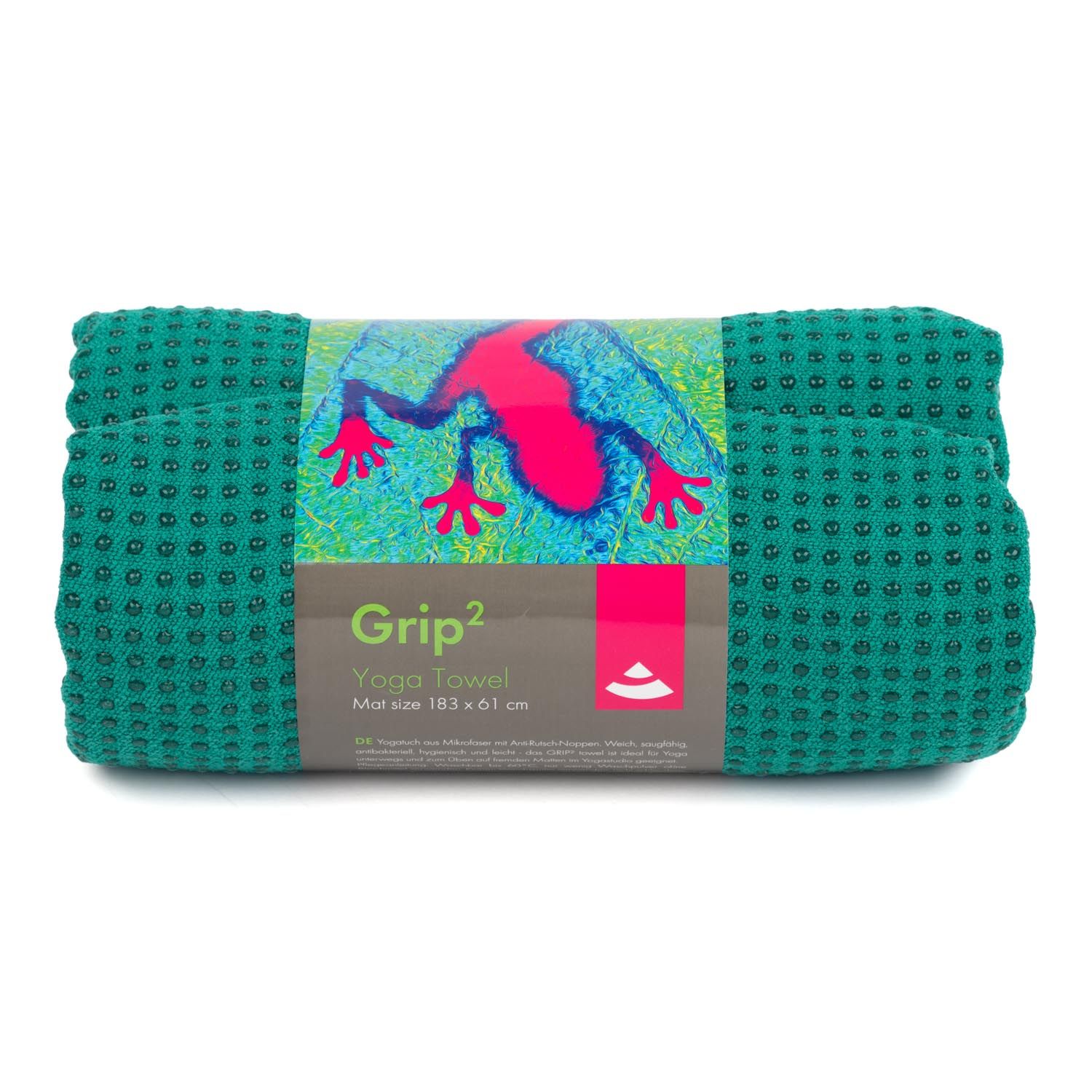 Serviette de yoga verte roulée. Motif grenouille imprimé. Inscription Grip² Yoga Towel. Dimensions 183x61 cm.