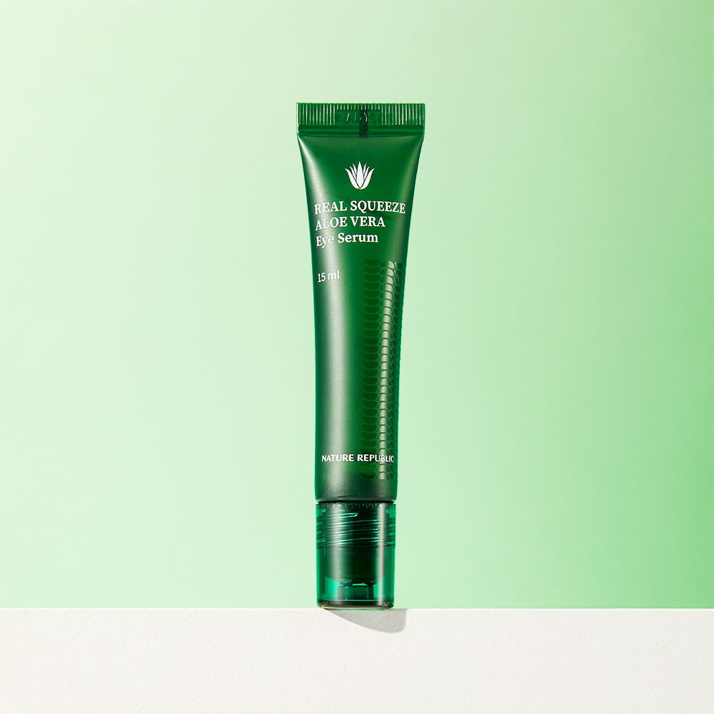 Tube vert de sérum pour les yeux à l'aloe vera. Texte: Real Squeeze Aloe Vera Eye Serum, 15ml. Marque: NATURE REPUBLIC.