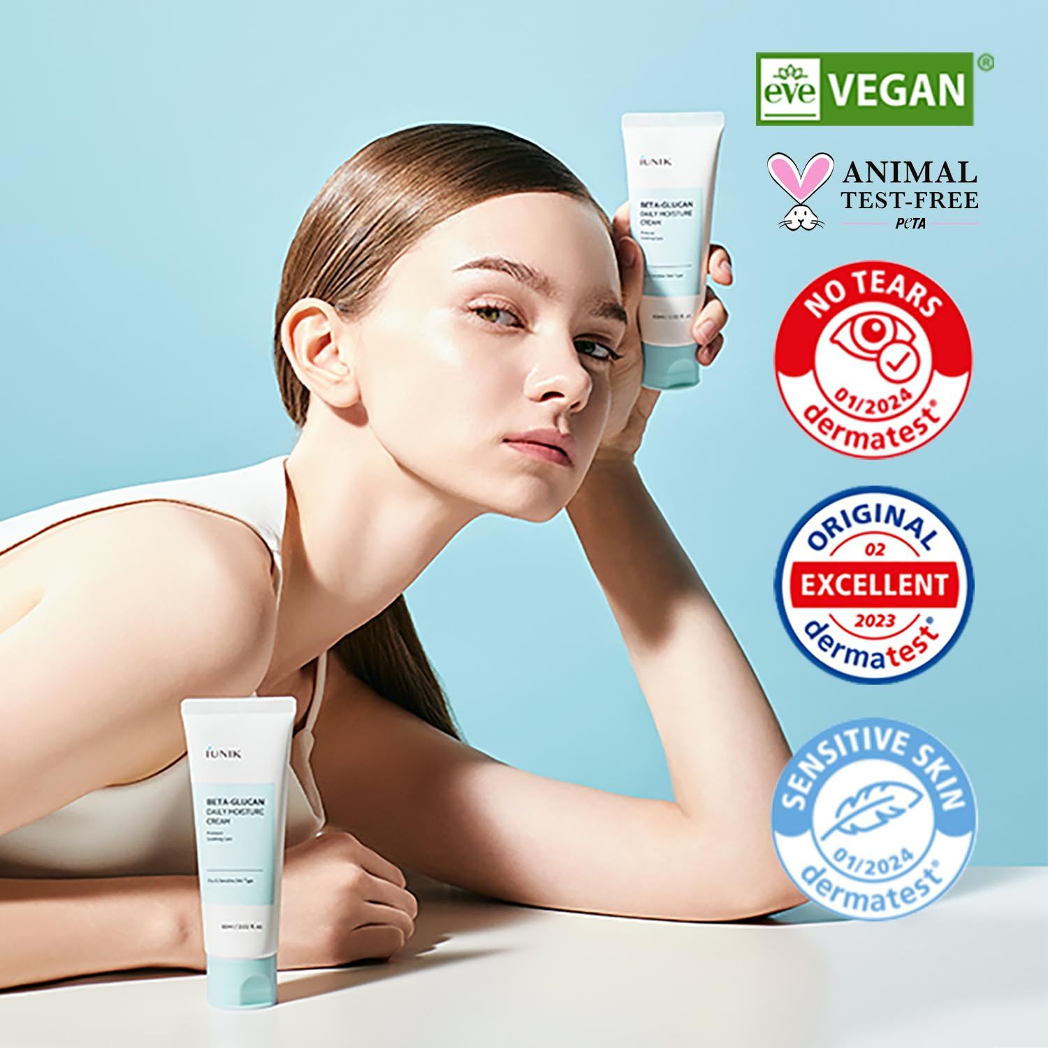 Femme avec crème hydratante iUNIK Beta Glucan, sceaux : Vegan, Non testé sur les animaux, Dermatest.