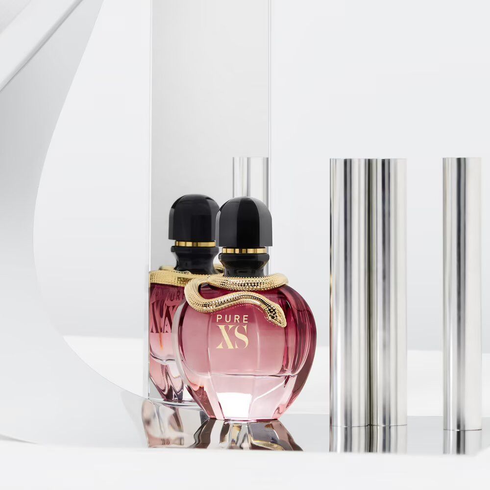 Deux flacons de parfum. Flacons ronds, rose transparent, serpents dorés. Fond avec colonnes et arche argentées.