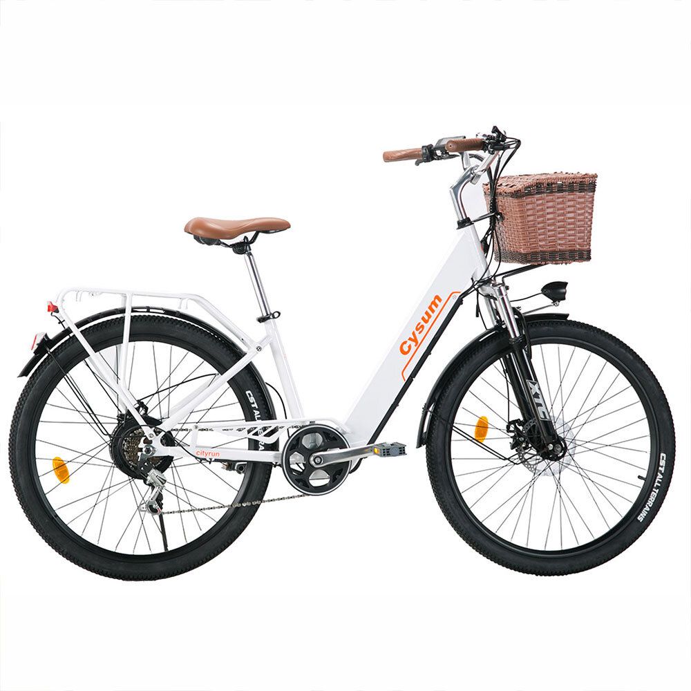 Witte elektrische fiets met bruin zadel en mand. Zwarte banden, bagagedrager en spatborden. Cysum-logo.