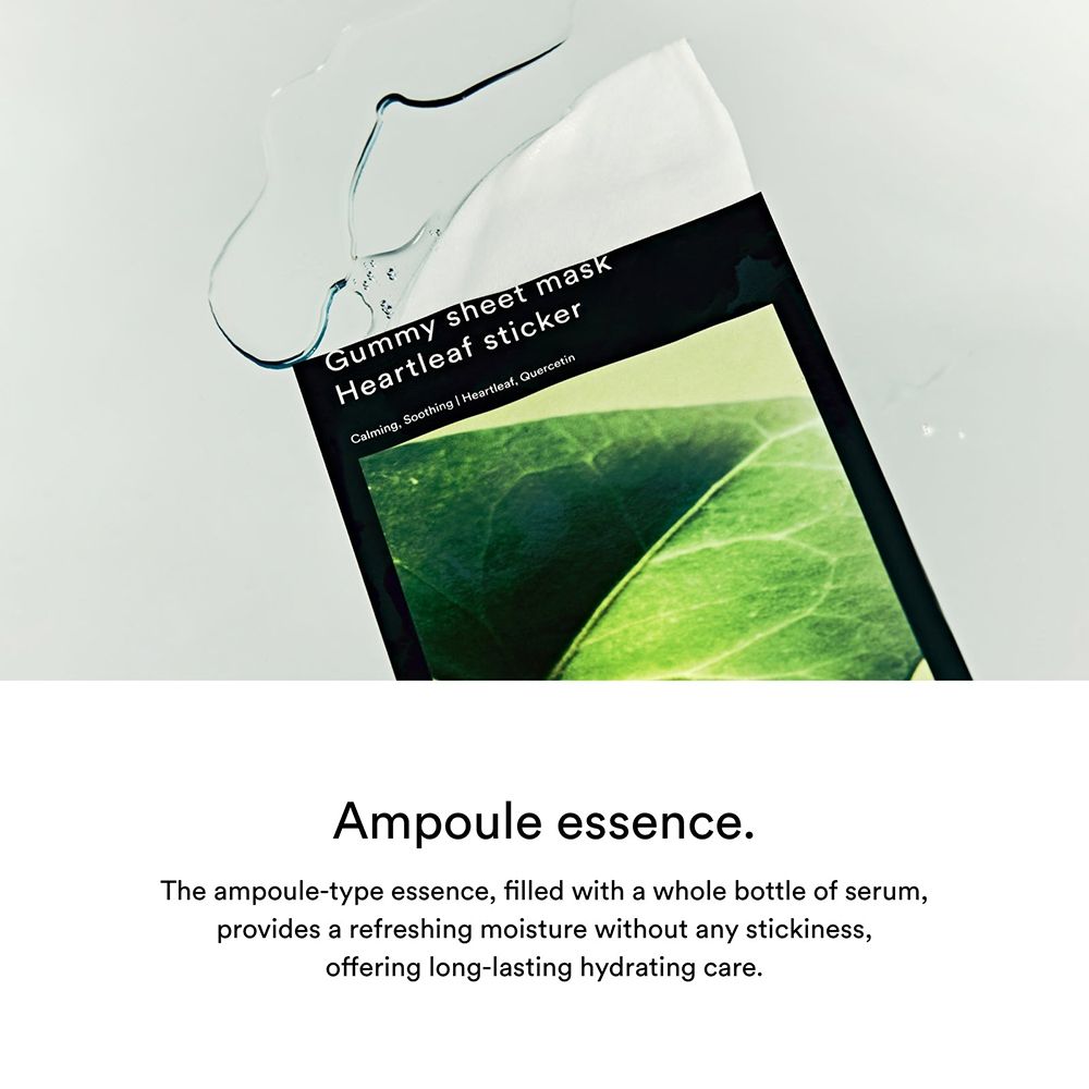 Productverpakking met bladmotief en tekst: ABIB Gummy Sheet Mask Heartleaf sticker. Water spettert op de verpakking.