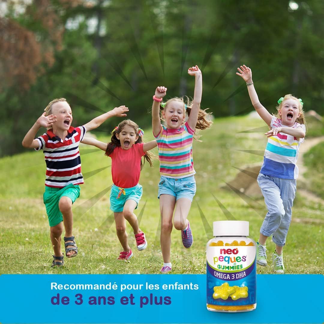 Enfants courant joyeusement dehors, à côté une bouteille de Neo Peques Omega 3 DHA Gummies. Recommandé pour les enfants dès 3 ans.