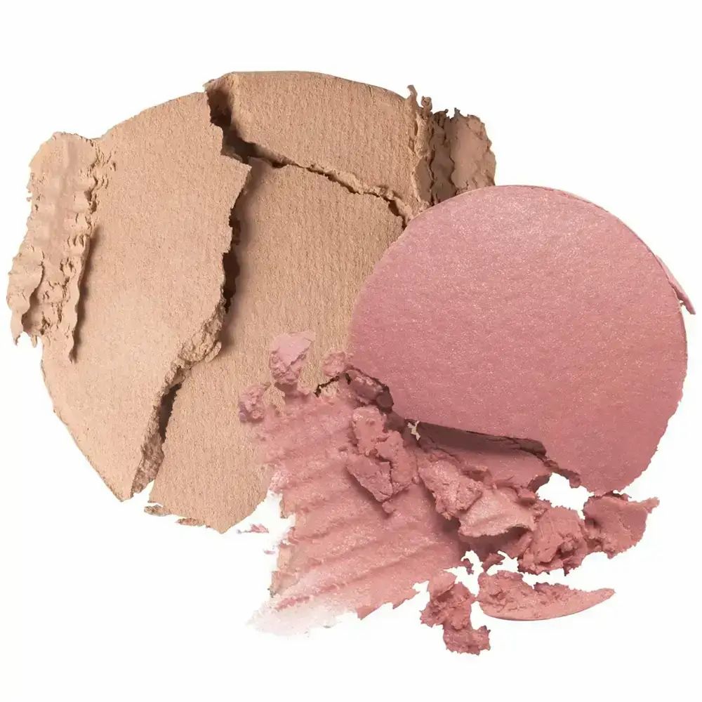 Twee tinten blush. Een lichte, gebroken tint en een roze, gebroken tint. Op een witte achtergrond.