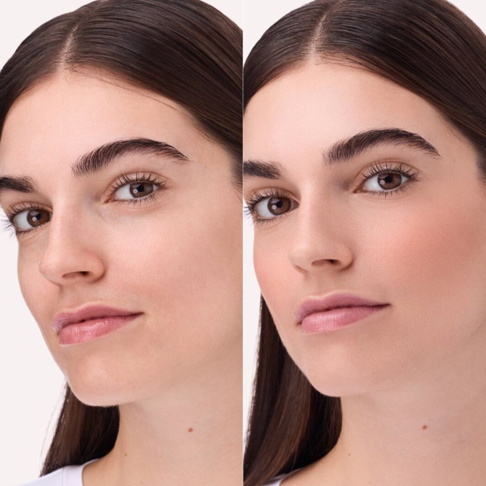 Image avant-après d'une femme. Gauche: sans maquillage. Droite: avec blush. Différence visible.