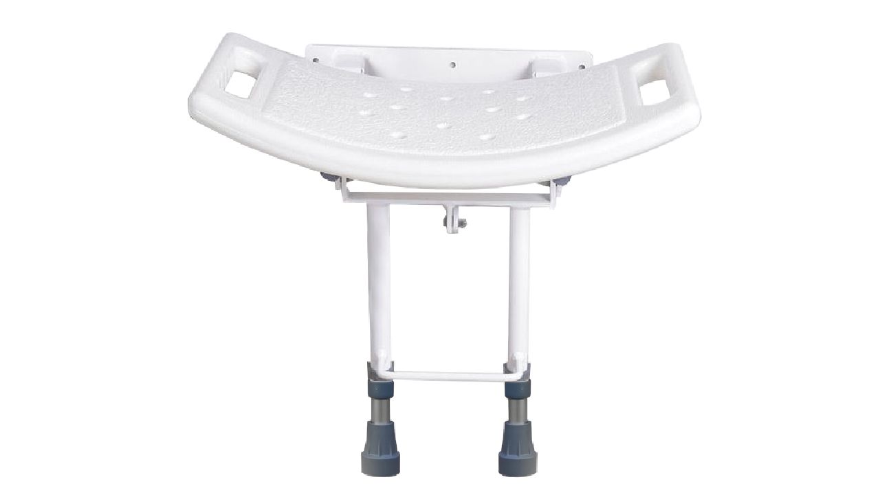 Witte douchestoel met poten. Geperforeerd zitvlak, armleuningen. Metalen frame, in hoogte verstelbare poten. Wandmontage.