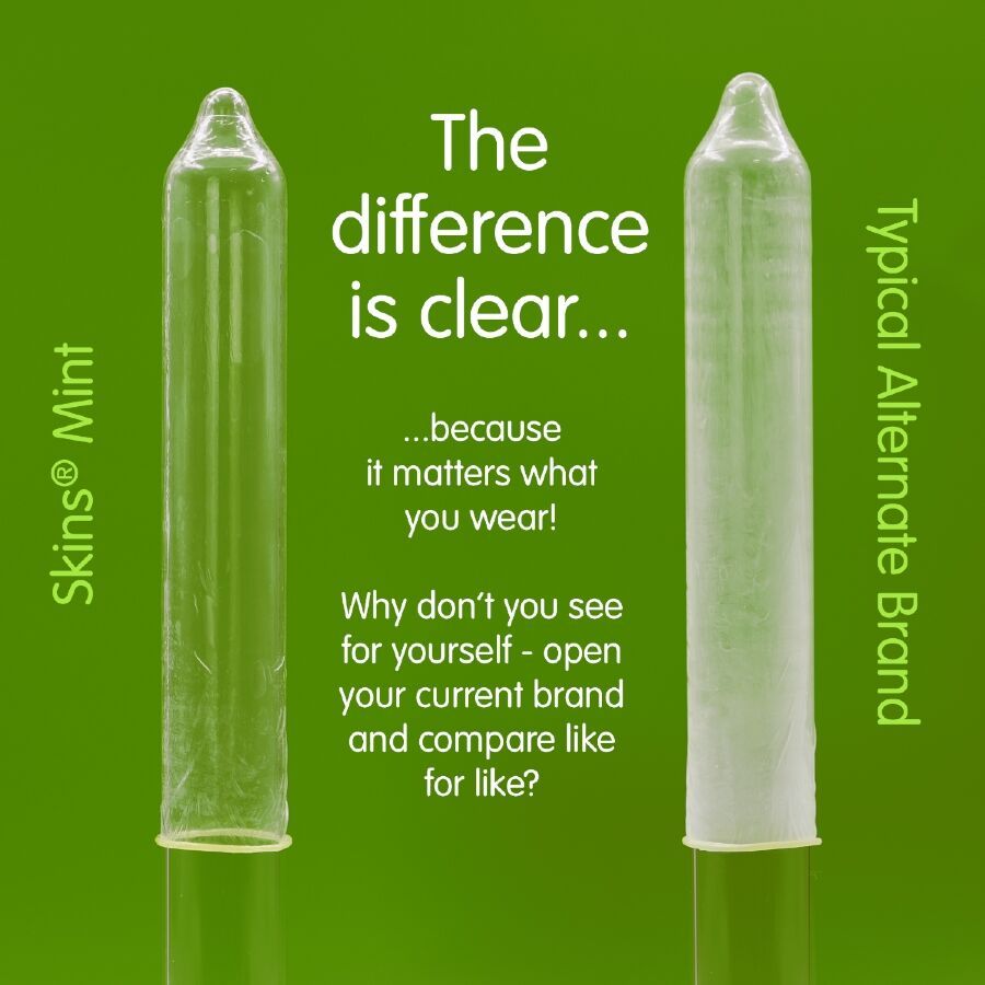 Deux préservatifs transparents côte à côte. À gauche : Skins Mint. À droite : Marque alternative typique. Texte : The difference is clear.