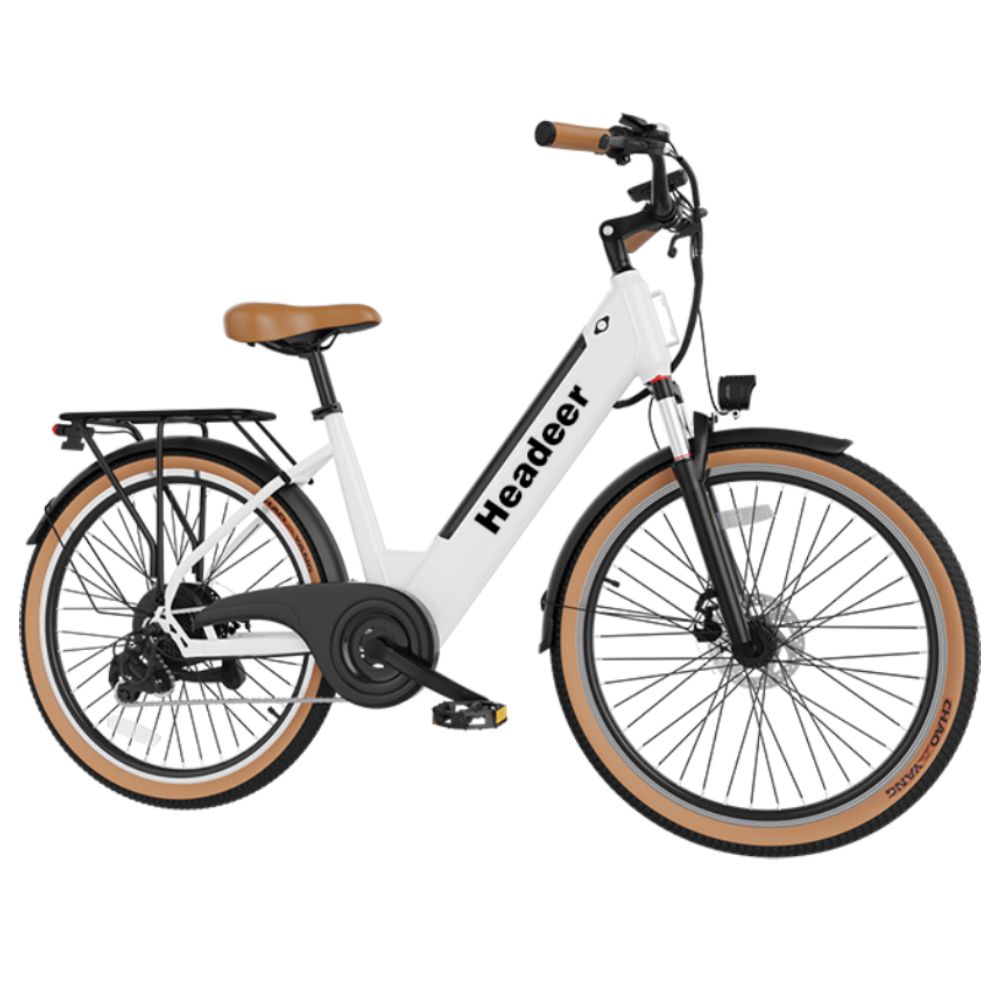 Witte e-bike met bruine banden en zadel. Merk Headeer. Zwarte spatborden en bagagedrager.