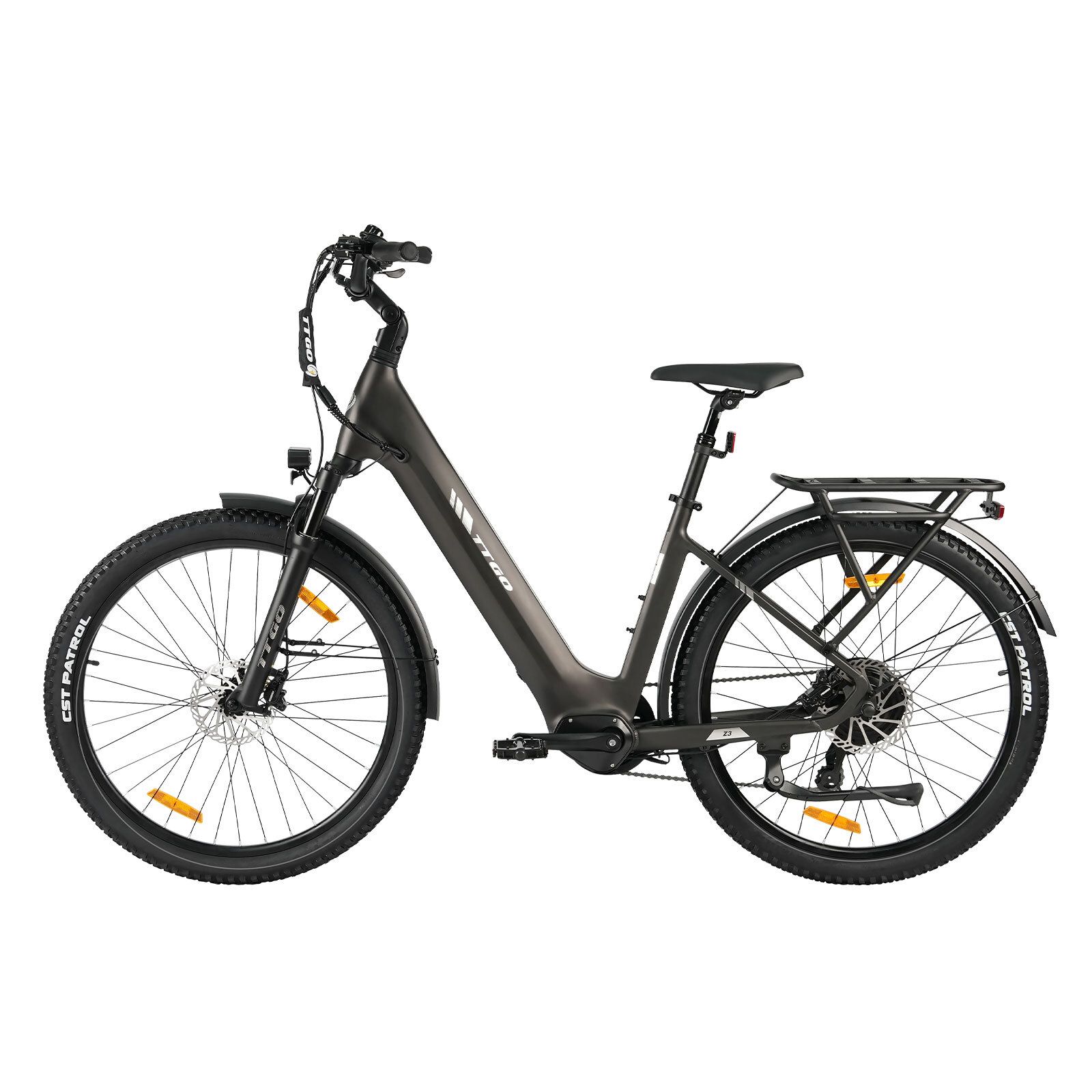 Donkergrijze elektrische fiets met spatborden, bagagedrager en hydraulische schijfremmen. Banden met CST PATROL-opschrift.