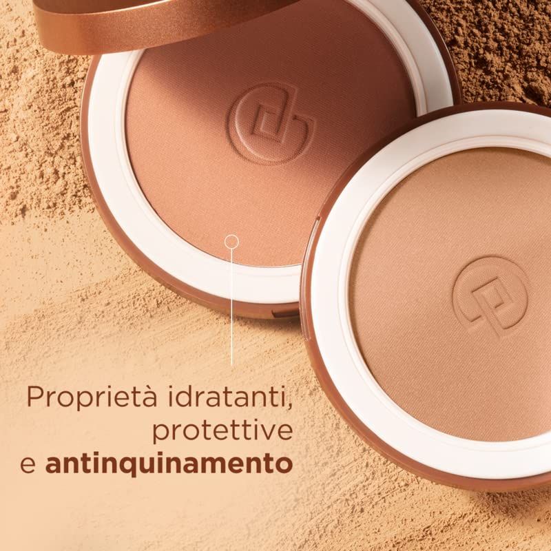 Twee ronde poeders in open verpakking. Bruine kleur, witte rand. Tekst: 'Proprietà idratanti, protettive e antinquinamento'.