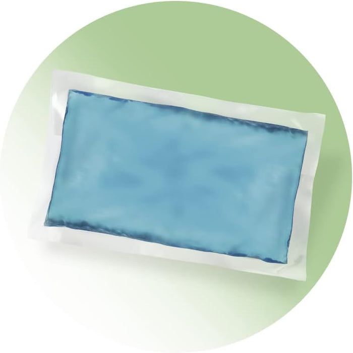 Compresse froide et chaude bleue rectangulaire dans une enveloppe blanche. Sur fond vert.
