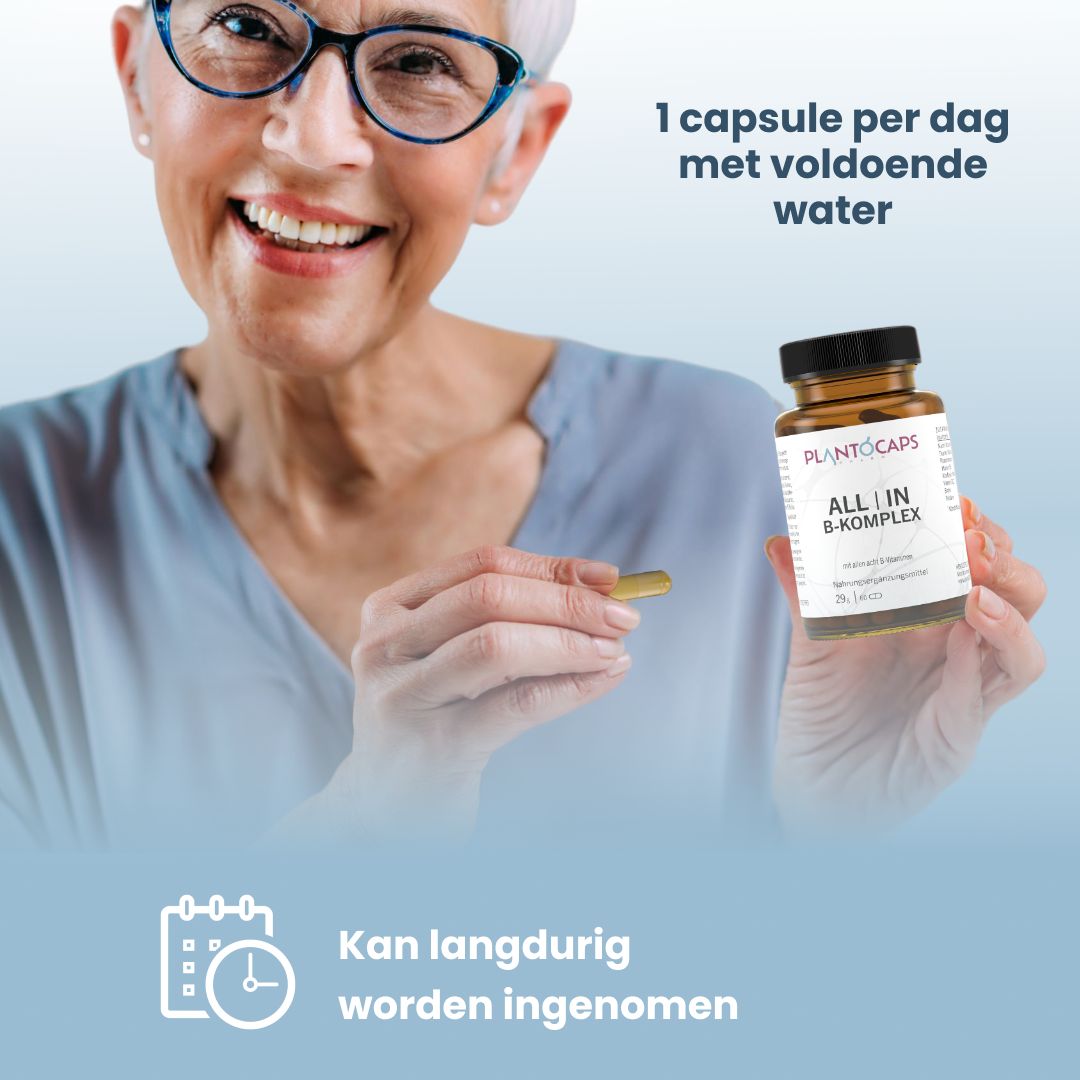 Oudere vrouw die een capsule en een fles PLANTOCAPS ALL | IN B-KOMPLEX vasthoudt.