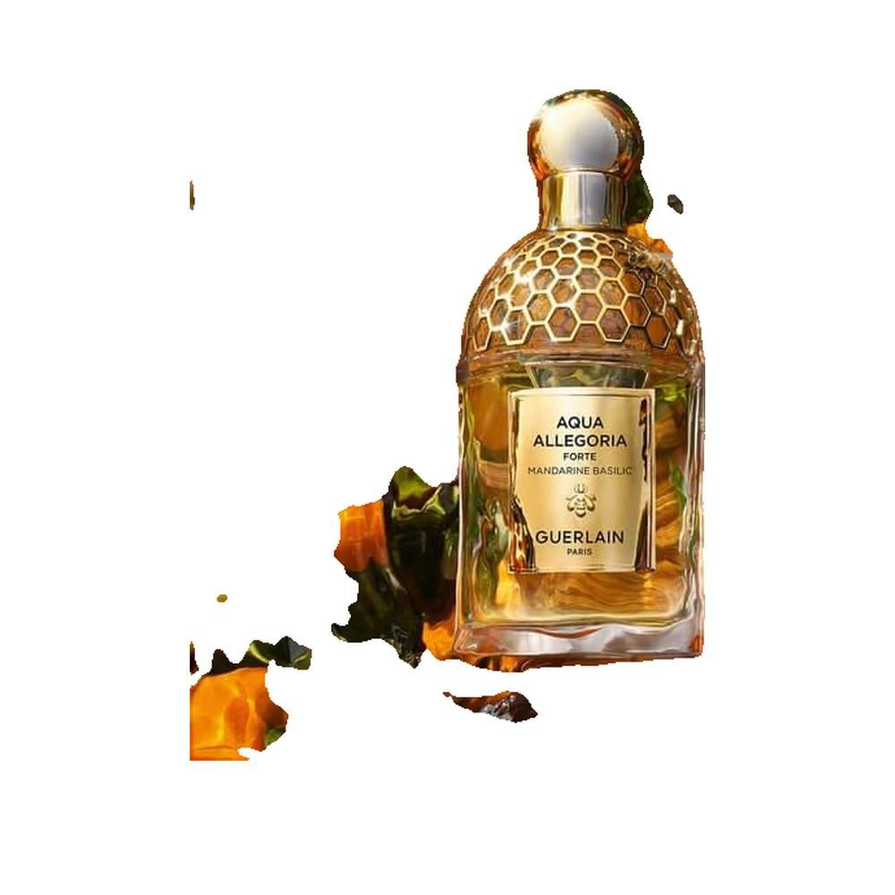 Flacon de parfum avec bouchon et étiquette dorés. Inscription : Aqua Allegoria Forte Mandarine Basilic, Guerlain. Motif en nid d'abeille sur le bouchon.